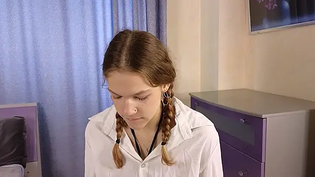 Snapshot of VelvetRisque chatting on 10-12-25, 06:23 VelvetRisque online show from 10-12-25, 06:23