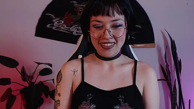 Snapshot of Ellyuwuw chatting on 02-13-26, 11:45 Ellyuwuw online show from 02-13-26, 11:45