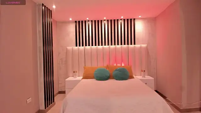 LucyWeiss  online show from 11-12-25, 08:41