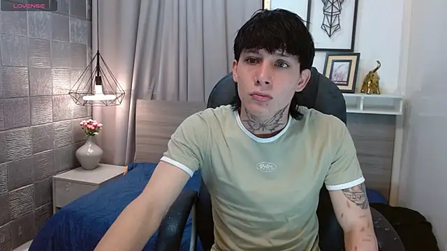 Snapshot of Iantwink18 chatting on 10-25-25, 08:14 Iantwink18 online show from 10-25-25, 08:14