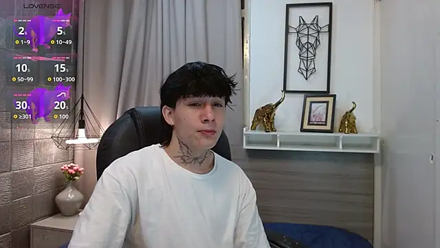 Snapshot of Iantwink18 chatting on 10-28-25, 02:42 Iantwink18 online show from 10-28-25, 02:42