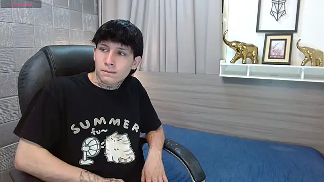 Snapshot of Iantwink18 chatting on 11-01-25, 08:44 Iantwink18 online show from 11-01-25, 08:44