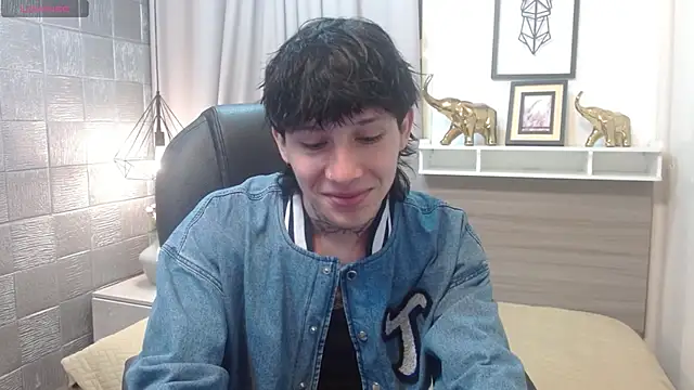 Snapshot of Iantwink18 chatting on 11-08-25, 07:45 Iantwink18 online show from 11-08-25, 07:45