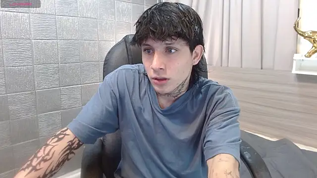 Snapshot of Iantwink18 chatting on 11-18-25, 02:17 Iantwink18 online show from 11-18-25, 02:17