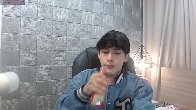 Snapshot of Iantwink18 chatting on 11-25-25, 09:59 Iantwink18 online show from 11-25-25, 09:59