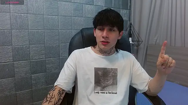 Snapshot of Iantwink18 chatting on 11-29-25, 03:20 Iantwink18 online show from 11-29-25, 03:20