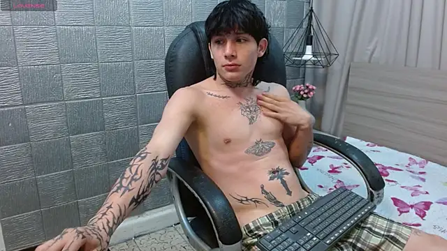 Snapshot of Iantwink18 chatting on 12-01-25, 11:10 Iantwink18 online show from 12-01-25, 11:10