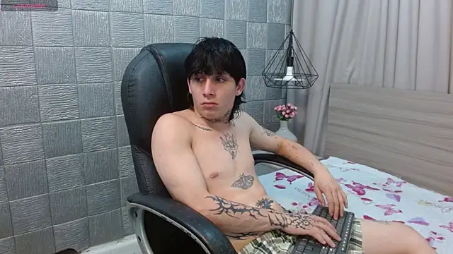 Snapshot of Iantwink18 chatting on 12-02-25, 11:15 Iantwink18 online show from 12-02-25, 11:15