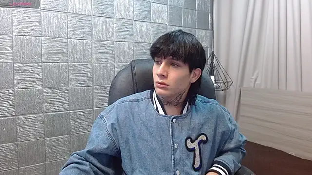 Snapshot of Iantwink18 chatting on 12-04-25, 12:42 Iantwink18 online show from 12-04-25, 12:42