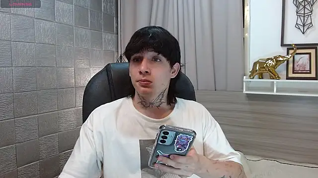 Snapshot of Iantwink18 chatting on 12-15-25, 03:33 Iantwink18 online show from 12-15-25, 03:33