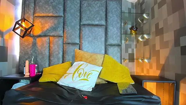 Emily Mitchell online show from 11-22-25, 06:40