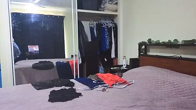 aussiepeaches online show from 11-23-25, 04:01