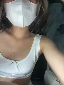 Snapshot of Fin-xinh18 chatting on 10-15-25, 04:07 Fin-xinh18 online show from 10-15-25, 04:07