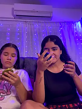 Snapshot of Ashley_and_Zoe chatting on 09-09-25, 12:43 Ashley and Zoe online show from 09-09-25, 12:43