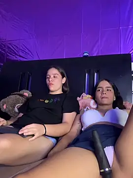 Snapshot of Ashley_and_Zoe chatting on 10-30-25, 11:16 Ashley and Zoe online show from 10-30-25, 11:16