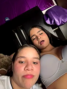 Snapshot of Ashley_and_Zoe chatting on 11-02-25, 01:08 Ashley and Zoe online show from 11-02-25, 01:08