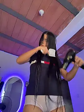 Snapshot of Ashley_and_Zoe chatting on 11-29-25, 04:32 Ashley and Zoe online show from 11-29-25, 04:32