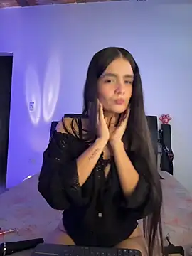 Snapshot of Ashley_and_Zoe chatting on 11-30-25, 04:33 Ashley and Zoe online show from 11-30-25, 04:33