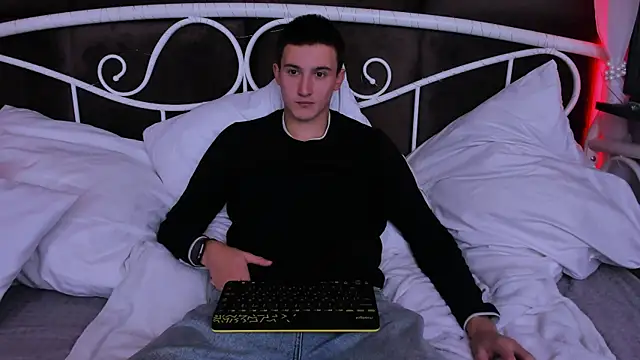 Snapshot of David__Diamond chatting on 09-19-25, 03:45 David Diamond online show from 09-19-25, 03:45