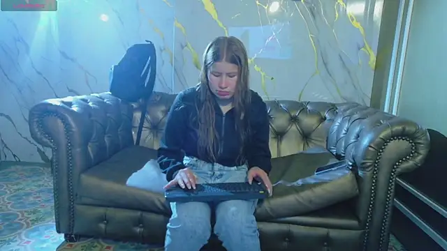 Snapshot of Olivia11_ chatting on 12-17-25, 11:27 Olivia11 online show from 12-17-25, 11:27