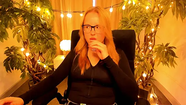 Snapshot of JudithWilson chatting on 11-10-25, 10:36 JudithWilson online show from 11-10-25, 10:36