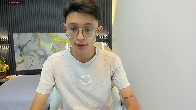 SantiagoRusso18 online show from 09-16-25, 12:06