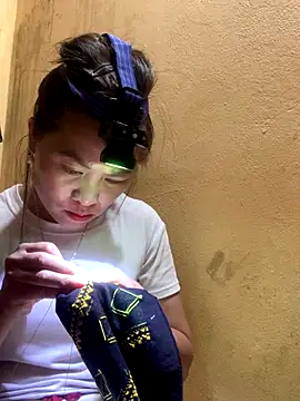 tuyetnhi-00 online show from 09-09-25, 02:00