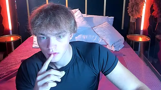 Snapshot of ChaseMuscular chatting on 09-24-25, 10:29 ChaseMuscular online show from 09-24-25, 10:29