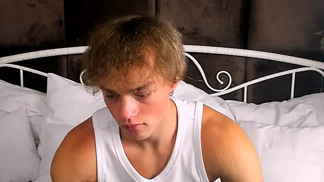 Snapshot of ChaseMuscular chatting on 10-15-25, 08:31 ChaseMuscular online show from 10-15-25, 08:31