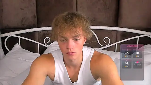 Snapshot of ChaseMuscular chatting on 10-19-25, 03:34 ChaseMuscular online show from 10-19-25, 03:34