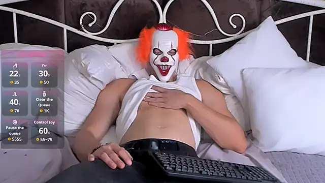 Snapshot of ChaseMuscular chatting on 10-31-25, 11:00 ChaseMuscular online show from 10-31-25, 11:00