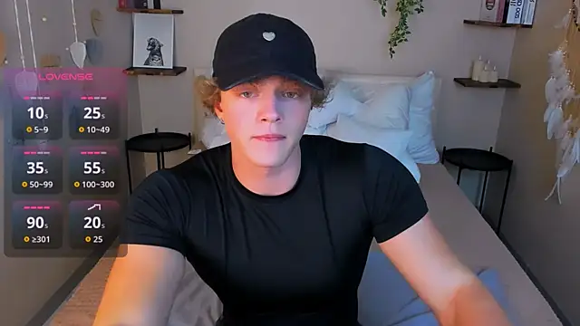 Snapshot of ChaseMuscular chatting on 11-25-25, 10:37 ChaseMuscular online show from 11-25-25, 10:37