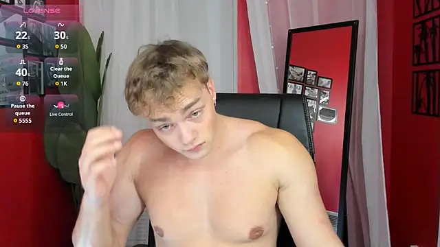 Snapshot of ChaseMuscular chatting on 12-15-25, 08:46 ChaseMuscular online show from 12-15-25, 08:46