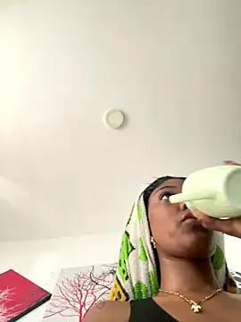 Snapshot of zaracollins01 chatting on 10-04-25, 05:00 zaracollins01 online show from 10-04-25, 05:00