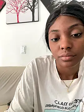 Snapshot of zaracollins01 chatting on 10-23-25, 01:43 zaracollins01 online show from 10-23-25, 01:43