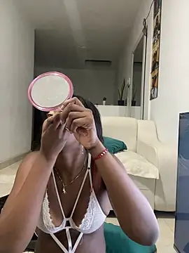 Snapshot of zaracollins01 chatting on 10-31-25, 12:11 zaracollins01 online show from 10-31-25, 12:11