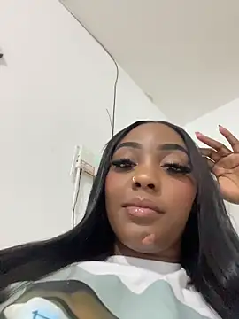 Snapshot of zaracollins01 chatting on 02-25-26, 11:47 zaracollins01 online show from 02-25-26, 11:47