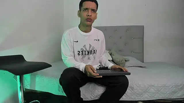 Snapshot of twinkDuohot chatting on 11-03-25, 02:35 twinkDuohot online show from 11-03-25, 02:35