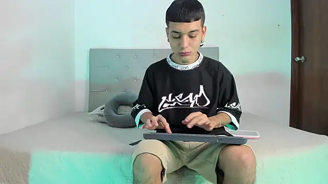 Snapshot of twinkDuohot chatting on 12-14-25, 05:29 twinkDuohot online show from 12-14-25, 05:29