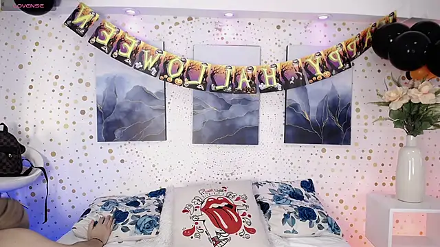 Snapshot of Emily_Vaughan chatting on 10-20-25, 03:29 Emily Vaughan online show from 10-20-25, 03:29