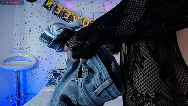 Snapshot of Emily_Vaughan chatting on 10-21-25, 03:29 Emily Vaughan online show from 10-21-25, 03:29