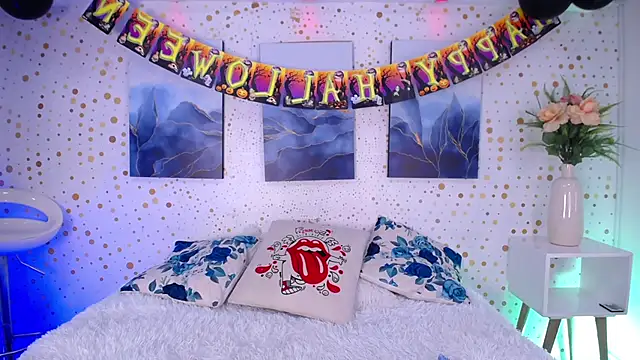 Snapshot of Emily_Vaughan chatting on 10-25-25, 03:25 Emily Vaughan online show from 10-25-25, 03:25