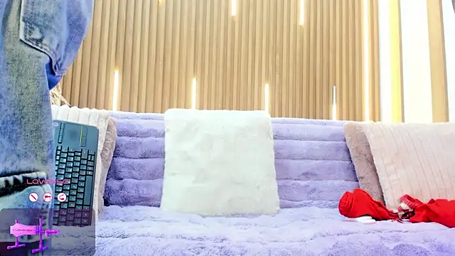 ArianaSantana online show from 11-30-25, 01:15