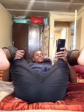 Snapshot of Hluga_25 chatting on 12-17-25, 04:02 Hluga 25 online show from 12-17-25, 04:02