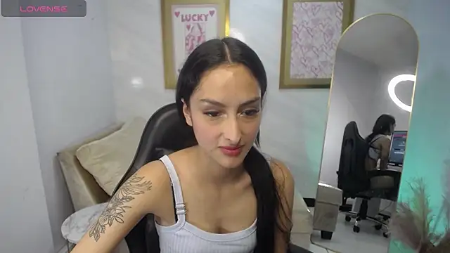Snapshot of Tifany_v chatting on 10-06-25, 08:06 Tifany v online show from 10-06-25, 08:06