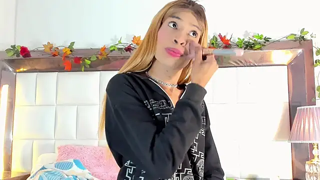 Snapshot of aura-monet chatting on 09-10-25, 12:43 aura-monet online show from 09-10-25, 12:43