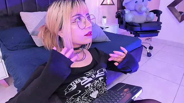 Snapshot of IvyBelle_ chatting on 09-17-25, 12:07 IvyBelle online show from 09-17-25, 12:07