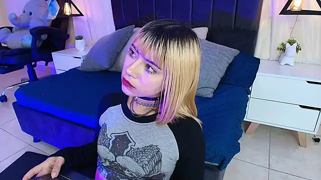 Snapshot of IvyBelle_ chatting on 09-18-25, 12:18 IvyBelle online show from 09-18-25, 12:18