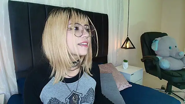 Snapshot of IvyBelle_ chatting on 10-14-25, 11:44 IvyBelle online show from 10-14-25, 11:44