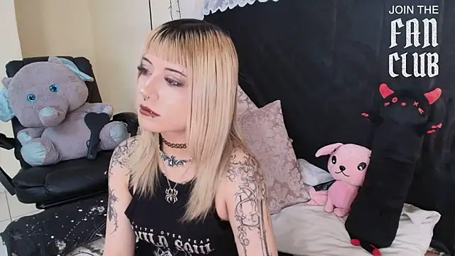 Snapshot of IvyBelle_ chatting on 07-11-26, 11:24 IvyBelle online show from 07-11-26, 11:24